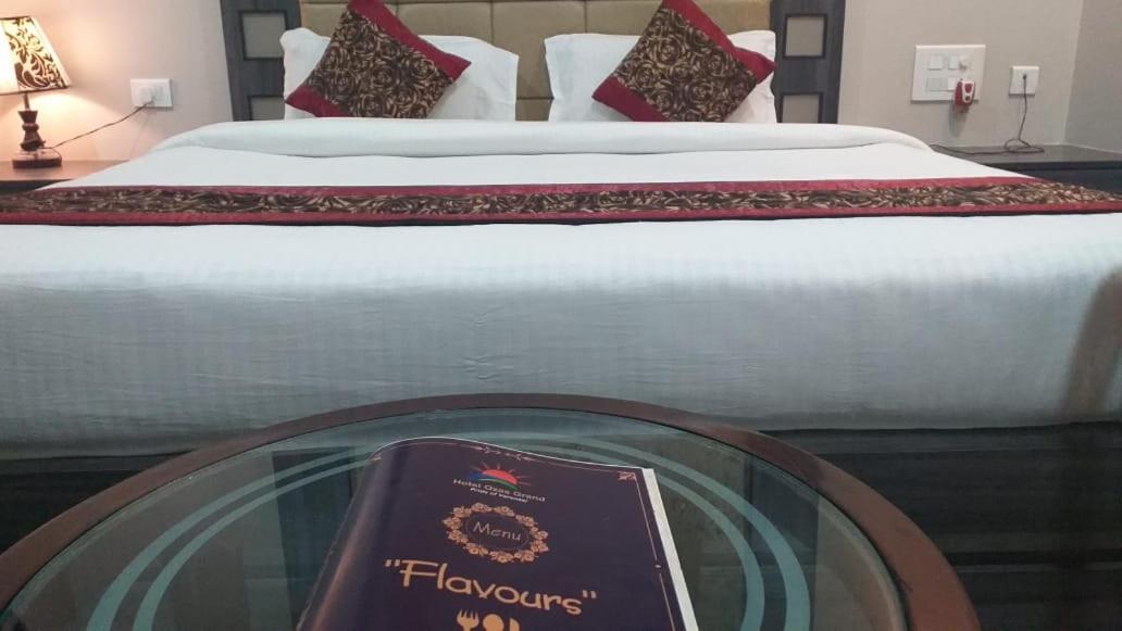 Hotel Ozas Grand バラナシ エクステリア 写真