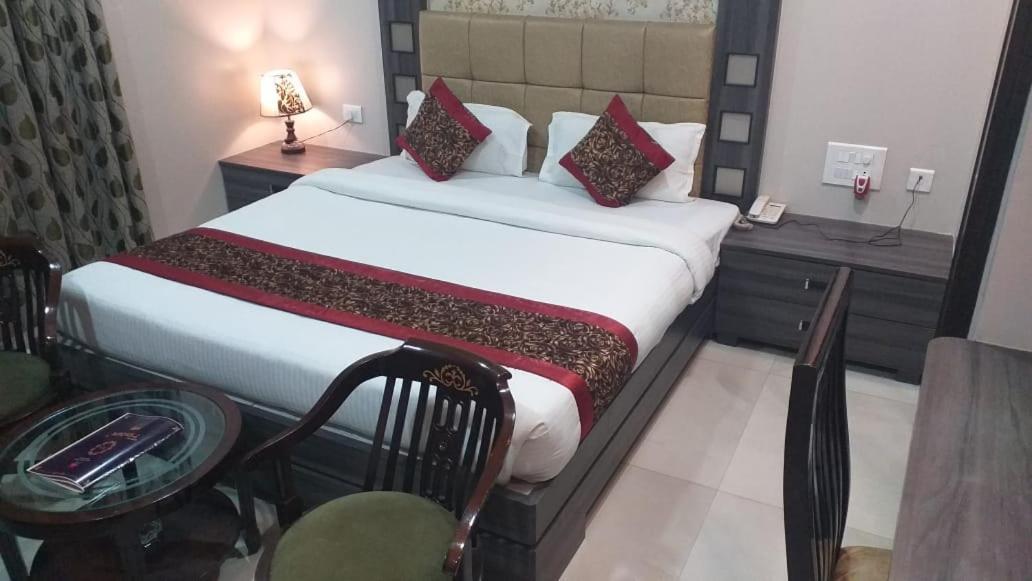 Hotel Ozas Grand バラナシ エクステリア 写真