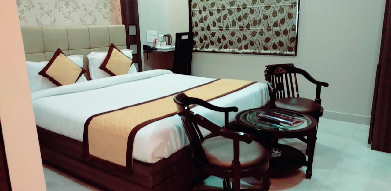 Hotel Ozas Grand バラナシ エクステリア 写真