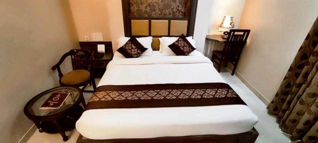 Hotel Ozas Grand バラナシ エクステリア 写真