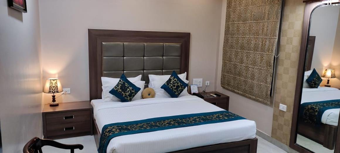 Hotel Ozas Grand バラナシ エクステリア 写真