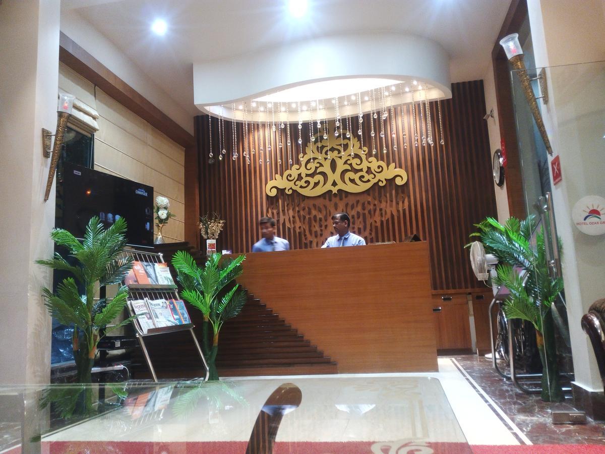 Hotel Ozas Grand バラナシ エクステリア 写真